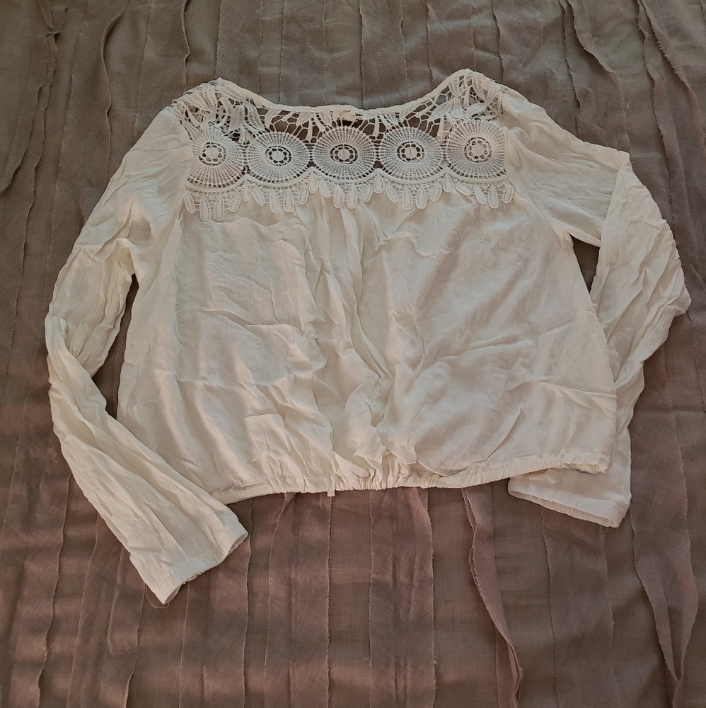 🔶️ Lace Long Sleeve Crop - Picture 2 of 5
